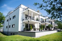Wo es sich in Ballungszentren angenehm ruhig, zentral und naturnah wohnen lässt, ist gehobener Wohnraum gefragt. In Dortmund-Kirchhörde errichtete die Ostwald Immobilien GmbH bis zum Sommer 2019 zwei Neubauten mit insgesamt 10 exklusiven Wohneinheiten.