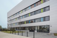Der hochmoderne Neubau des Zentrums für Pharmaverfahrenstechnik an der Technischen Universität in Braunschweig bietet 120 Arbeitsplätze. Das Gebäude berücksichtigt besondere Anforderungen an die Lufttechnik (ähnlich Reinräumen) und an den Erschütterungsschutz. 