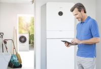 Der Energiemanager von Bosch fungiert im Smart Home als intelligente Instanz zwischen Photovoltaik-Anlage und Wärmepumpe, die den selbstproduzierten Solarstrom bedarfsgerecht verteilt. So können Nutzer effizient Wärme erzeugen und Kosten sparen. <br />Bilder: Bosch