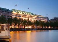 Wer hier residiert, legt auf Tradition, Charme und Luxus Wert: das Grandhotel Fairmont Hotel Vier Jahreszeiten an der Hamburger Binnenalster. 