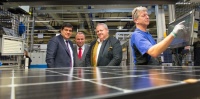 Ismet Ersoy (Geschäftsführer Inosolar), Ogeday Baltacioğlu (Geschäftsführer Inosolar) und Dr. Ing. E.h. Frank Asbeck (Geschäftsführer SolarWorld Industries) in SolarWorlds Modulfertigung (v.l.n.r.).<br />Bild: SolarWorld