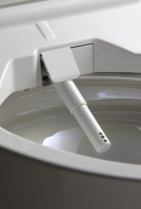 Im Alter absolute Notwendigkeit: Das Stabdüsensystem der WASHLETs von TOTO ermöglicht die berührungslose Intimreinigung mit warmem Wasser.