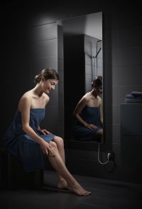 Attraktive Lösung mit Doppelfunktion: In Bädern, Ankleidezimmern oder im Wellnessbereich ersetzt die AEG Glasheizung den herkömmlichen Spiegel.<br />Bild: AEG Haustechnik