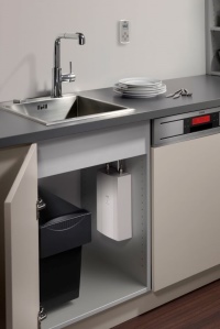 Der speziell für die Küche konzipierte AEG Durchlauferhitzer DDLE Kompakt 11/13 beansprucht äußerst wenig Platz und unterstützt durch seine dezentrale Versorgung die Trinkwasserhygiene.