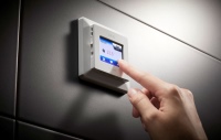 Moderne AEG Einzelraum-Fußboden-temperaturregler bieten einen sehr hohen Bedienkomfort und sorgen für eine hohe Energieeffizienz der elektrischen Flächenheizung. Programmierung, Konfiguration und Bedienung erfolgen beim FRTD 903 TC durch Fingerberührung direkt auf dem Touchscreen-Display.