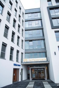 Als sich für die Raiffeisenbank Roth-Schwabach die Gelegenheit für einen Neubau am westlichen Eingang zur Innenstadt ergab, war der Beschluss schnell gefasst, hier die Kompetenzen zu bündeln. Im Gegenzug wurden einige der 11 Geschäftsstellen aufgelöst, andere in SB-Terminals umgewandelt.