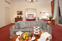 Alle 156 Gästezimmer und Suiten des Hotels wurden von 2008 bis 2010 renoviert und präsentieren sich freundlich, luxuriös und detailfreudig. 