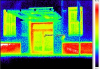 Die Wärmebildkamera offenbart, wo die meiste Energie entweicht. Mit einer ganzheitlichen thermischen Sanierung inklusive Fenstern und Fassade lässt sich die Energieeffizienz des Gebäudes nachhaltig optimieren.<br />Bild: © GLOBAL 2000