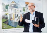 Seminartrainer Jochen Hofmann von Zehnder vermittelt in seinen Seminaren zur komfortablen Wohnraumlüftung dem Fachhandwerk zentrale Argumentationen, um in der Kundenberatung professionell zu überzeugen.  Nähere Informationen zu den Zehnder Lüftungsseminaren 2018 sind zu finden unter www.zehnder-systems.de/schulungen. 