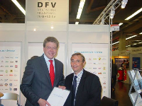 Im Rahmen der Gründermesse „Start“ in Nürnberg stellte Renodom einen Antrag auf assoziierte Mitgliedschaft im deutschen Franchiseverband. Links im Bild Torben L. Brodersen vom DFV, daneben Erich Bechtold von Renodom. Foto: Renodom.