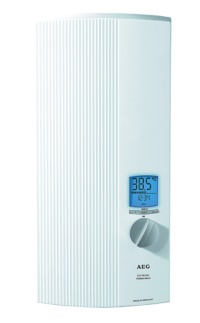 Warmwasserkomfort ist mit dem AEG DDLE ÖKO ThermoDrive auf der ganzen Linie gewährleistet. Beträgt die Wassertemperatur weniger als 43 °C, so leuchtet das Display blau. Die Bedienung des Kompaktgerätes ist einfach. Bilder: AEG Haustechnik