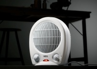 Wer Retro oder Vintage liebt und die Wohnung gerne mit interessanten Einzelstücken gestaltet, wird das AEG Heizlüfter-Modell HS 203 T lieben: Zuverlässige Technik, Sicherheit und eine tolle Optik sind garantiert. 