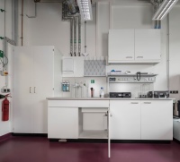 Arbeitssicherheit und Gesundheitsschutz sind gerade in Laboratorien von enorm hoher Wichtigkeit. Die dezentrale Warmwasserbereitung über einen AEG Kompakt-Durchlauferhitzer trägt zur Sicherstellung beider Anforderungen bei: Das Wasser kommt hygienisch einwandfrei und temperaturkonstant aus jeder Armatur, der Verbrühschutz ist gewährleistet.