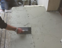Der Einbau der Heizleiter erfolgt zwischen der obersten Betonschicht der Treppe und dem Schutzestrich bzw. Mörtel auf den Stufen unterhalb des Treppenoberbelags.