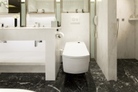 Heute reinigt sich die luxuriöseste Ausführung, das WASHLET NEOREST AC – hier im Connaught Hotel in London – sogar teilweise selbst und ist damit allen Wettbewerbsprodukten weit voraus.