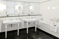 Ein fußwarmer Boden im Hotelbad gehört heutzutage zum Ausstattungs-Standard in Neubauten. Auch bestehende Gästebäder werden Zug um Zug den veränderten Nutzungsansprüchen angepasst.