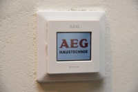 Über automatische Zeit- und Temperaturprogramme wird das Bad mit der gewünschten Temperatur nur zu den definierten Tageszeiten geheizt, an denen es genutzt wird. Diese Aufgabe übernimmt der AEG Fußbodentemperaturregler FRTD 903 TC mit intuitiver Touchscreen-Funktion.