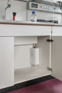 Unter jeder Laborspüle nimmt ein elektronisch geregelter AEG Durchlauferhitzer DDLE Kompakt 11/13 nur wenig Platz in Anspruch.