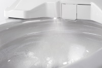 Das Toilettenbecken wird mit dem reinigenden und antibakteriell wirkenden ewater+ besprüht. Bilder: Toto