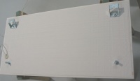 Die AEG Natursteinheizplatten werden mit Hilfe von Montagebügeln auf der Rückseite an die Wand gehängt. Durch Umsetzen der Bügel ist eine waagerechte oder eine senkrechte Montage möglich. 