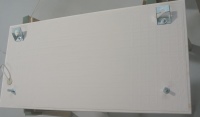 Die ästhetischen Heizelemente können an allen tragfähigen Wänden montiert werden. Bei einem Wandabstand von nur 4 Zentimetern ist die Montage vertikal oder horizontal möglich, die Befestigung ist verdeckt und daher unsichtbar.