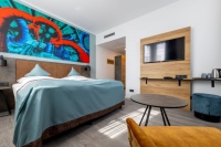 Farbenfroh: Auch die retromodern gestalteten Zimmer und Appartements beleben die Vergangenheit und transportieren urbanes Feeling mit Nachhaltigkeit.