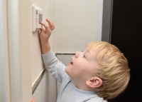 Wer außerhalb der programmierten Zeiten duschen oder baden will, aktiviert über die Boost-Funktion (Schnellaufheizung) die Fußbodentemperierung. Die Bedienung des Fußbodentemperaturreglers ist kinderleicht.