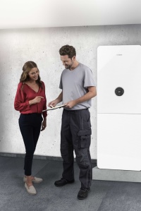 Die Condens 5300i MW zeichnet sich durch ein modernes, zukunftsweisendes Design aus. Die abgerundeten Kanten harmonieren mit dem ebenfalls gerundeten Display an der Metallfront. Hier kann der Fachmann die wichtigsten Basisfunktionen einstellen und in das Service-Menü gelangen. 