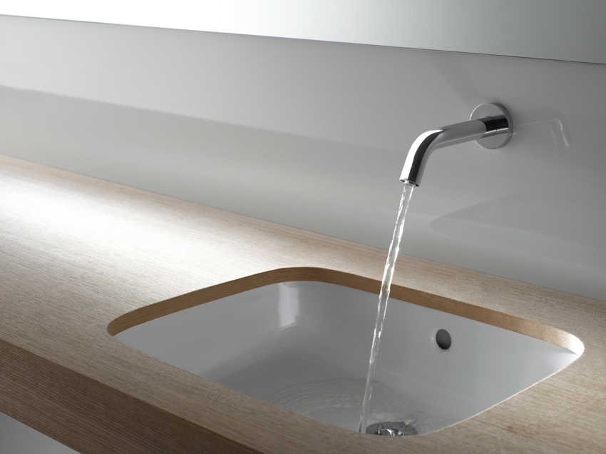 Minimalistische Automatikarmatur, die den Wasserausfluss...