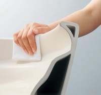 Dank des randlosen Designs kann sich – anders als bei herkömmlichen Toiletten – hartnäckiger Schmutz nicht unter dem Spülrand festsetzen,<br />wo er nur schwer wieder entfernt werden kann.<br />Bild: TOTO