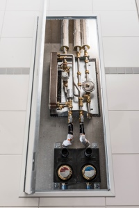Die AEG Trinkwasserstation ist modular aufgebaut. Hauptkomponenten sind ein Plattenwärmetauscher, der Temperaturregler mit integriertem Verbrühschutz, der Differenzdruckregler und eine Verbrauchserfassung, die vom Wasserversorger digital ausgelesen werden kann. 