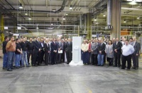 Das Vaillant Wärmepumpen-Team und Vaillant Group Geschäftsführer Dr. Michel Brosset (links neben der Wärmepumpe) präsentieren die erste in Gelsenkirchen gefertigte Vaillant Wärmepumpe geoTHERM.