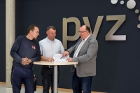 Gute Zusammenarbeit im Team: (v.l.n.r.) Christoph Noeßke, Kundendiensttechniker beim Fachbetrieb Nowak & Lichter Elektrotechnik GmbH in Braunschweig; Henrik Nowak, Geschäftsführer der Nowak & Lichter Elektrotechnik GmbH, Braunschweig; und Rainer Schäfer, Vertriebsbeauftragter bei AEG Haustechnik.