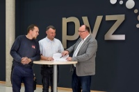 Gute Zusammenarbeit im Team: (v.l.n.r.) Christoph Noeßke, Kundendiensttechniker beim Fachbetrieb Nowak & Lichter Elektrotechnik GmbH in Braunschweig; Henrik Nowak, Geschäftsführer der Nowak & Lichter Elektrotechnik GmbH, Braunschweig; und Rainer Schäfer, Vertriebsbeauftragter bei AEG.