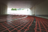 In der Tiefgaragenzufahrt hält die energieeffiziente AEG Freiflächenheizung die steilen Auf- und Abfahren frei von Eis und Schnee. Sie spart Kosten für Räumdienste oder Instandsetzungen, die durch Tausalzschäden an Stahlbetonwänden entstehen können.<br />Bilder: AEG Haustechnik