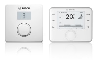 Die Vent 4000 CC von Bosch kann mit der im Lieferumfang enthaltenen Basis-Bedieneinheit CR 10H (links) sowie der optional erhältlichen Komfort-Bedieneinheit CV 200 (rechts) gesteuert werden. 