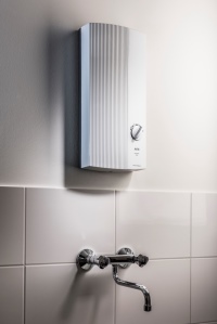 Im Hauswirtschaftsraum der Kita nutzt ein elektronischer Durchlauferhitzer DDLE Basis das vorgewärmte Wasser aus der Trinkwasserstation und bringt es auf höhere Temperaturen bis 60° C.<br />Bilder: AEG Haustechnik