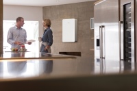 Die Wohnungsstation Flow 8000 von Junkers Bosch macht dank ihres ansprechenden Glasdesigns auch im Wohnbereich eine gute Figur. <br />Bild: Junkers Bosch