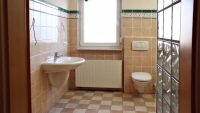Mit rund 10 Quadratmetern zwar groß genug, aber in die Jahre gekommen: Das alte Bad im Haus von Familie Kasten entsprach technisch und optisch nicht mehr den heutigen Anforderungen. <br />Bilder: AEG Haustechnik