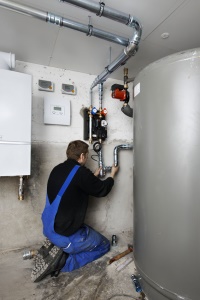 Weil das Kondensat aus Gas-Brennwertanlagen einen leicht sauren pH-Wert hat, dürfen bei der Ableitung weder Kupferrohr noch Betonwerkstoffe eingesetzt werden. 