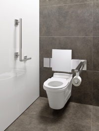 Das barrierefreie, randlose WC CF bietet höchsten Komfort. Es ist<br />unter anderem mit der effizienten Spülung Tornado Flush ausgestattet. Bilder: TOTO