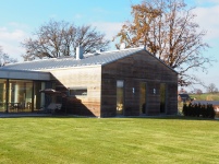 Das moderne Einfamilienhaus fügt sich mit seiner Architektur.......