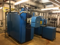 Der Brennwertkessel mit 600 kW (links) und der Niedertemperaturkessel mit 300 kW aus dem Jahre 1997 wurden bereits mehrfach repariert. Anfang 2018 entschied sich der Bauherr für den Austausch der Anlage.