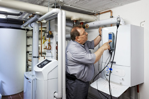 Das Mikro-BHKW ecoPOWER 1.0 ist mit einem Gas-Verbrennungsmotor...