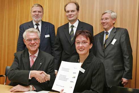 Gemeinsame Unterzeichnung: (vorn)Dieter Bischoff (Vorsitzender...