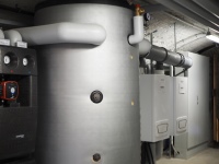 Der Gewölbekeller ist großzügig bemessen, aber nicht sehr hoch. Der Warmwasserspeicher vorn im Bild fasst 1.000 l. im Hintergrund die BRÖTJE Brennwertttechnik mit den zwei WGB 70 H, dahinter die EL-Technik.