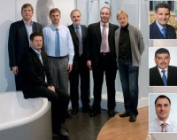 Das neue Team von links: Dirk Steinacher (Vertriebsleitung Süd/West), Udo Wagner (Geschäftsführung), Alexander Schüler (Leiter Vertrieb Innendienst), Helmut Bürschgens (Leiter Werbung), Uwe Schweers (Vertriebsleitung Nord/Ost), Carl-W. Engelmann (Leiter Entwicklung und Design). Den Führungskreis komplettieren die beim Fototermin verhinderten und deshalb von oben nach unten eingeklinkten Personen: Roy Bingel (Leiter Export) sowie die Gebietsverantwortlichen Roland Blab und Lüder Heiner.