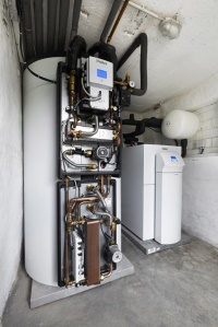 Genau geprüft werden sollten die Aufstellungsorte einer Luft/Wasser-Wärmepumpe. Im Gebäude wird u.U. mehr Platz als früher benötigt – z.B. bedingt durch einen Warmwasserspeicher.