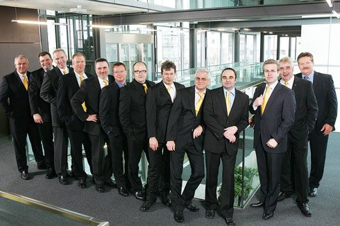 Das Team von Jens Mischke (3. von rechts) unterstützt...
