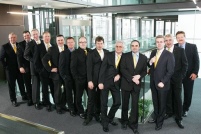 Das Team von Jens Mischke (3. von rechts) unterstützt.......